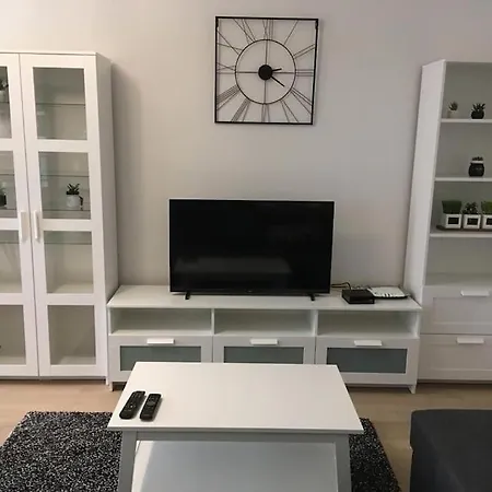Modern 3 Beds In Convenient Location - 3a *
