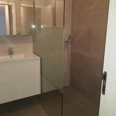Modern 3 Beds In Convenient Location - 3a *