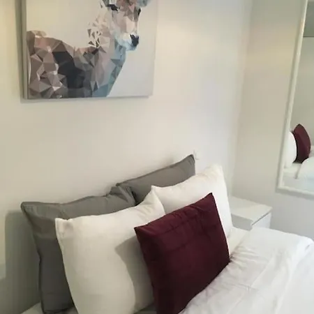 Modern 3 Beds In Convenient Location - 3a Apartment *