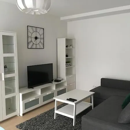 Modern 3 Beds In Convenient Location - 3a *